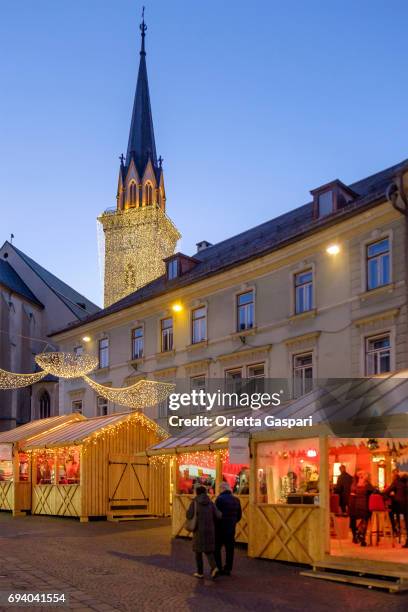 villach at christmas, the hauptplatz - austria - villach stock pictures, royalty-free photos & images