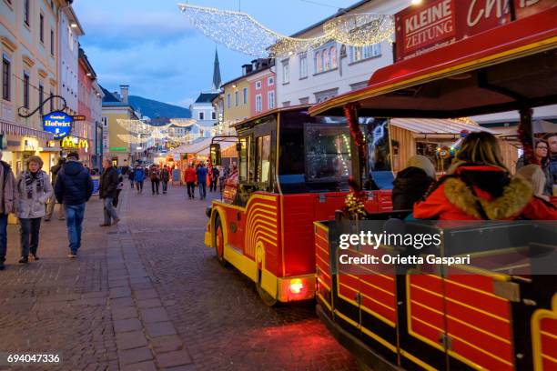 villach at christmas, the hauptplatz - austria - villach stock pictures, royalty-free photos & images