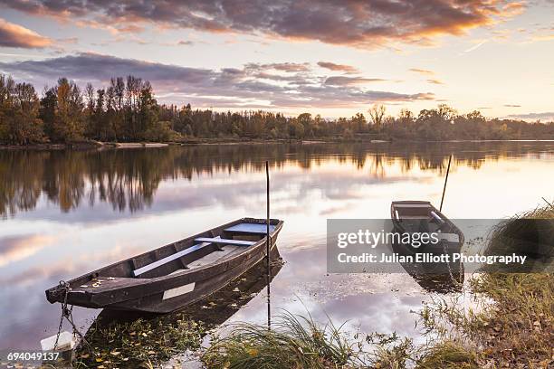 traditional wooden boats on the loire river. - river loire stock pictures, royalty-free photos & images