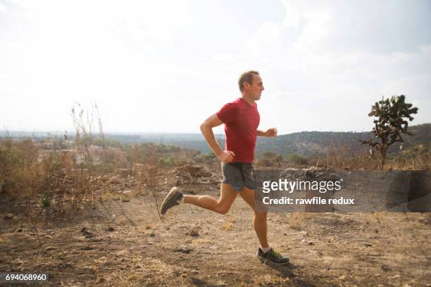 running. - running side view stock pictures, royalty-free photos & images