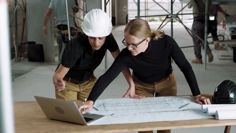https://media.gettyimages.com/id/694072496/video/female-architect-and-female-construction-coordinator-checking-the-plans-at-the-construction.jpg?b=1&s=640x640&k=20&c=7_RFSDxT2lbFHjmYtlutRfeGUyG4xCONCdkn4mpYtGY=
