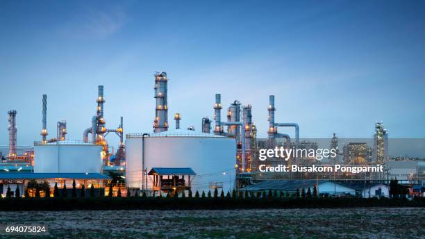 petrochemical plant (oil refinery) industry with blue sky - oil refinery imagens e fotografias de stock