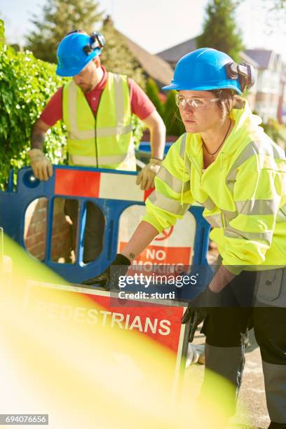 trainee construction worker - traffic sign installation stock pictures, royalty-free photos & images