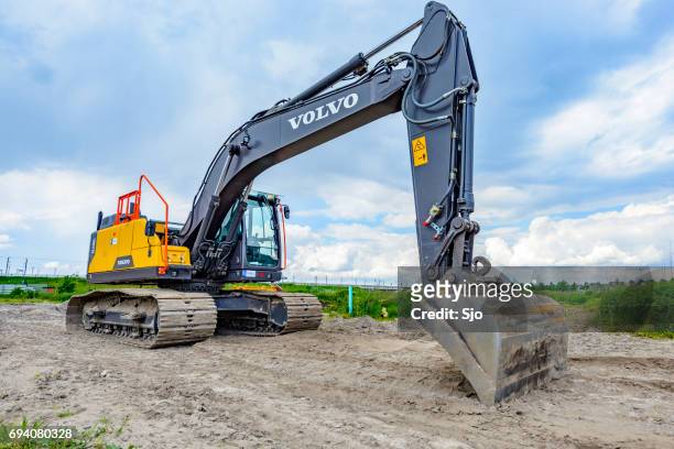 volvo ec220e crawler excavator machine on construction site - volvo stock pictures, royalty-free photos & images
