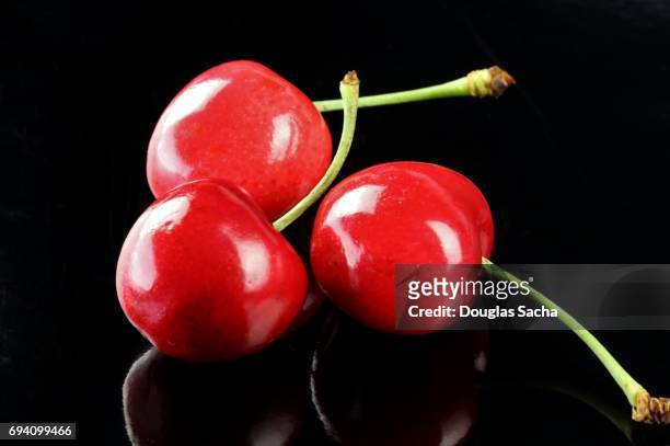close-up of red cherries on a black backgound (prunus avium) - tarte de cereja imagens e fotografias de stock