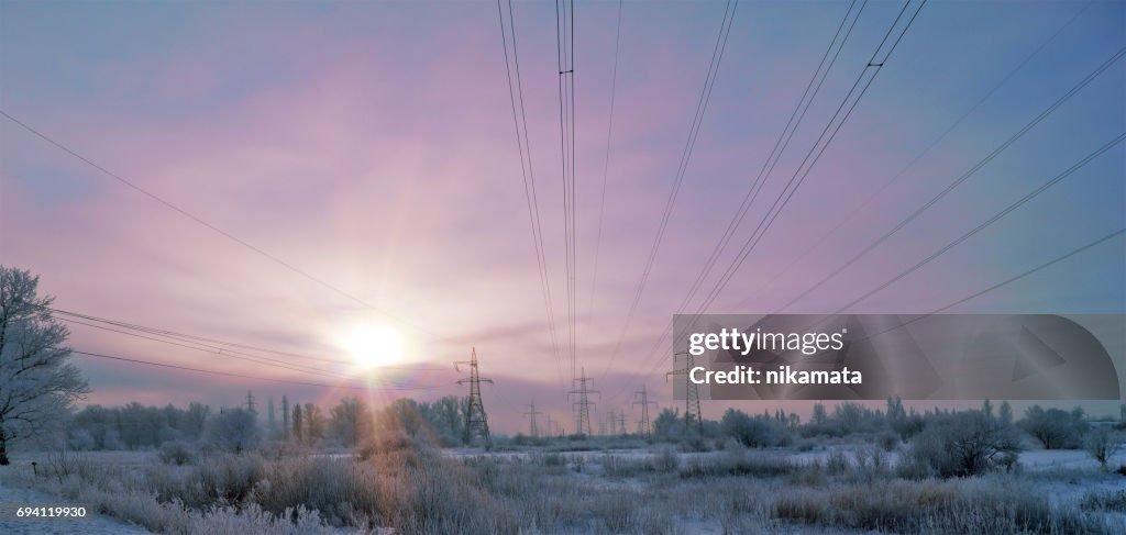 Strommasten in der Winterlandschaft