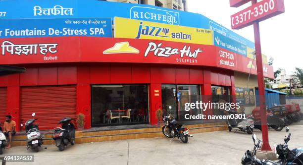 pizza hut in pune, indien - pune city stock-fotos und bilder