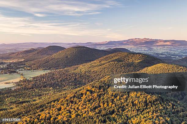 la chaine des puys, auvergne, france. - puy de dome photos et images de collection