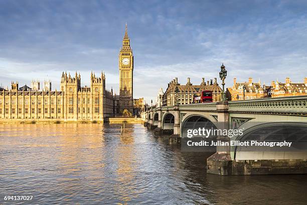 the houses of parliament and westminster bridge. - house of commons of the united kingdom stock-fotos und bilder