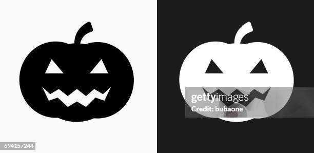 illustrazioni stock, clip art, cartoni animati e icone di tendenza di icona del viso di zucca di halloween su sfondi vettoriali in bianco e nero - zucca