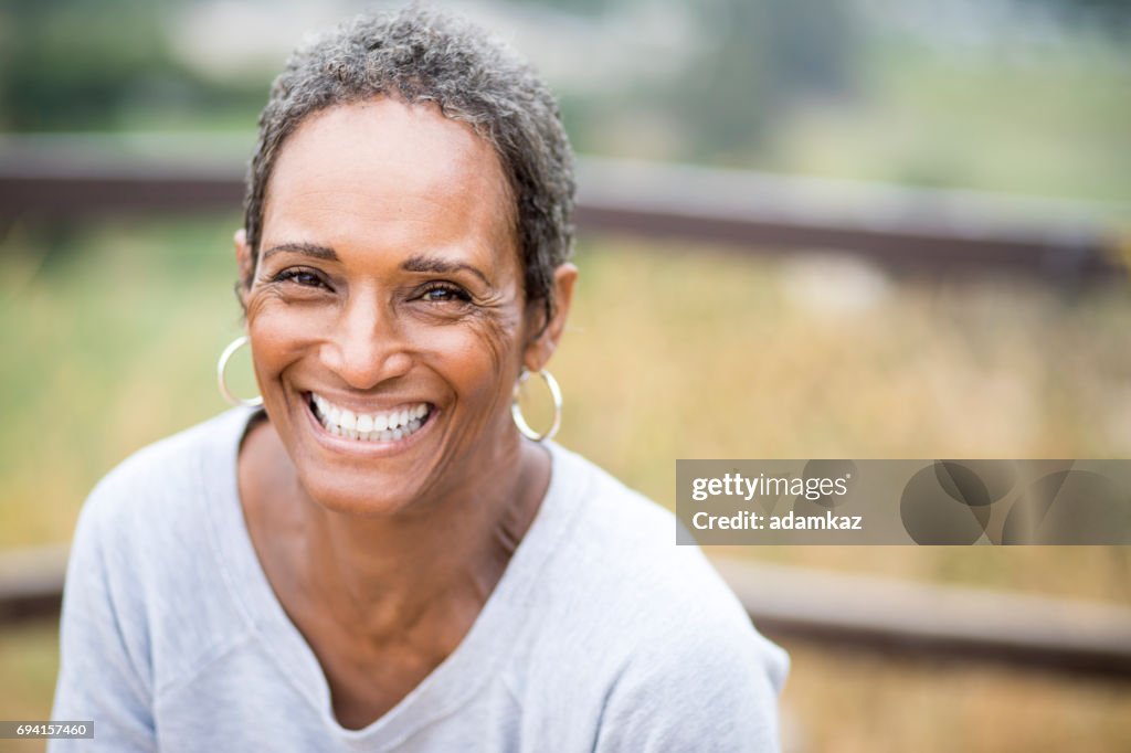 Linda mulher afro-americana retrato Senior
