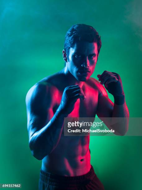 smokey surrealistiska ljus på en mma fighter - mixed boxing bildbanksfoton och bilder
