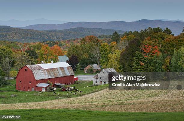red barn, peacham, vermont - comté caledonia photos et images de collection