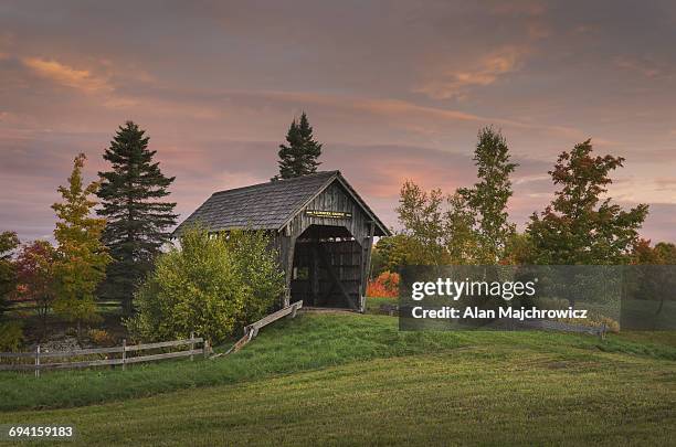 foster covered bridge, vermont - autumn covered bridge stock pictures, royalty-free photos & images