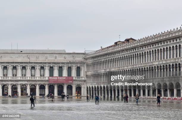 people enjoying the high tide - veneza stock pictures, royalty-free photos & images