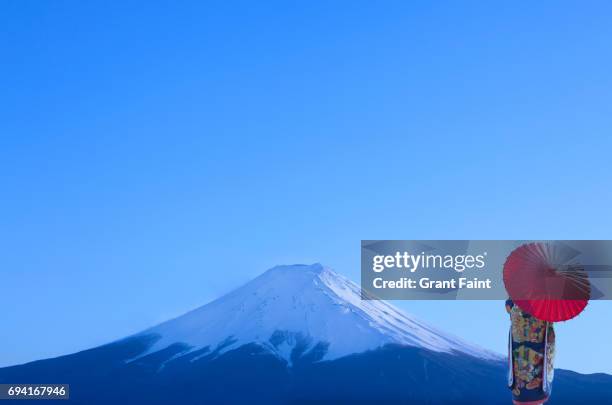 view of mountain with woman. - mount fuji 個照片及圖片檔