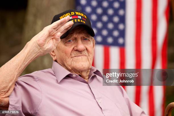 segunda guerra mundial, veterano con tapa con el texto, "guerra mundial veterano de dos". saludando - war veteran fotografías e imágenes de stock