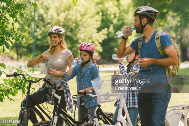 familie fietsten - father son water park stockfoto's en -beelden