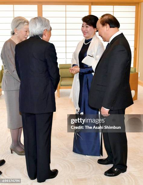 Vietnamese Prime Minister Nguyen Xuan Phuc and his wife Tran Nguyet Thu are welcomed by Emperor Akihito and Empress Michiko prior to their meeting at...
