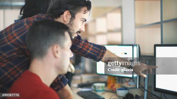web designer al lavoro. - studio di design foto e immagini stock
