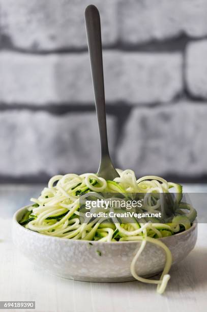 homemade zucchini noodles - frescura stock-fotos und bilder