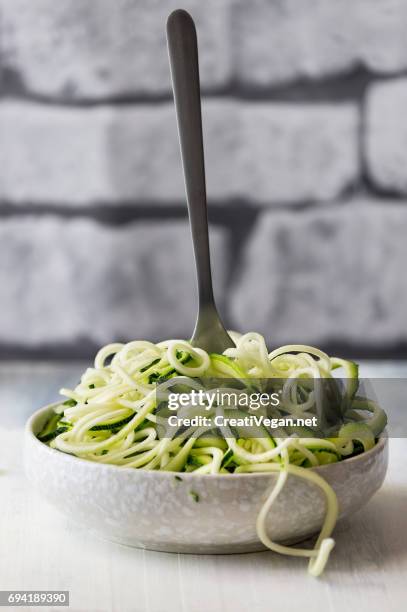 homemade zucchini noodles - vegana 個照片及圖片檔