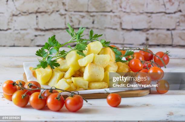 patatas bravas - vegana stockfoto's en -beelden