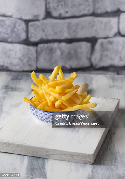 homemade french fries - comida vegetariana stockfoto's en -beelden