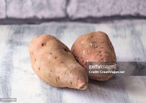 red sweet potatoes - frescura stock-fotos und bilder