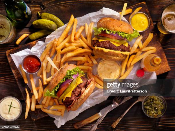 hamburgers friet en bieren - slasaus stockfoto's en -beelden