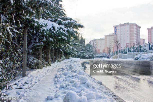 escena de invierno - señal de pavimento deslizante fotografías e imágenes de stock