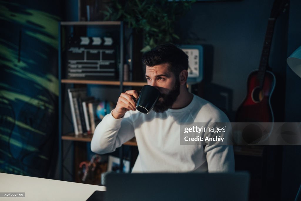 La caffeina mi aiuta a rimanere concentrato quando lavoro di notte