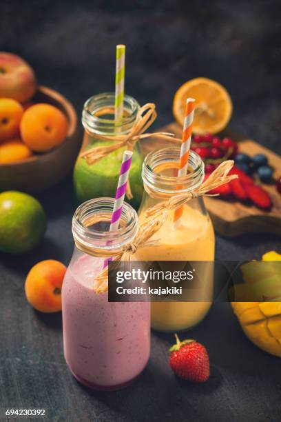 frisch gemischt frucht-smoothies - mango juice stock-fotos und bilder