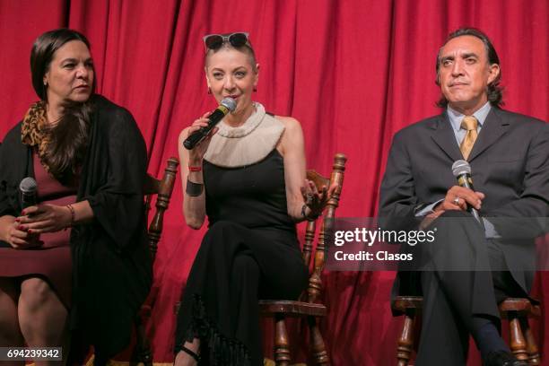 Mexican actors Edith Gonzalez, Claudia Rios and Luis Felipe Tovar speak during the press conference to announce the play 'Un Dia Particular' at San...