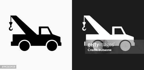abschleppen von lkw-symbol auf schwarz-weiß-vektor-hintergründe - tow truck icons stock-grafiken, -clipart, -cartoons und -symbole