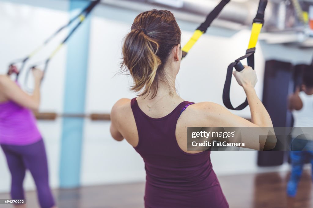 TRX トレーニングを行う女性のグループ