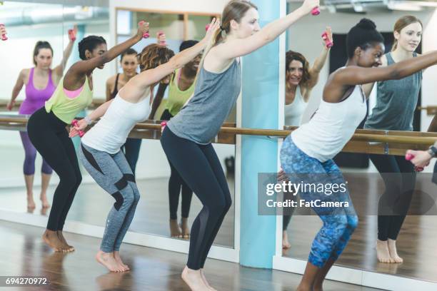 multi-étnica grupo de mulheres a fazer exercícios de barre - depilação de pernas com cera - fotografias e filmes do acervo