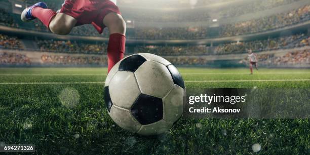 close-up van kinderen voetballer met bal - supporter foot stockfoto's en -beelden