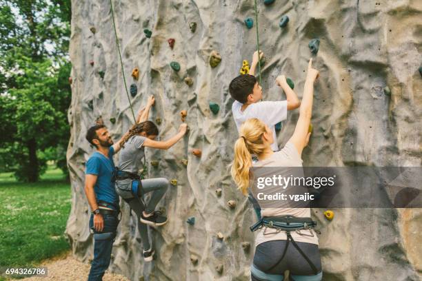 familie auf freies klettern - kletterwand kletterausrüstung stock-fotos und bilder