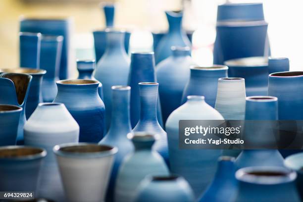 blauw aardewerk werkt in okinawa - ceramic stockfoto's en -beelden