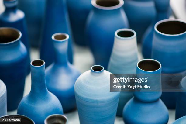 blauw aardewerk werkt in okinawa - aardewerk stockfoto's en -beelden