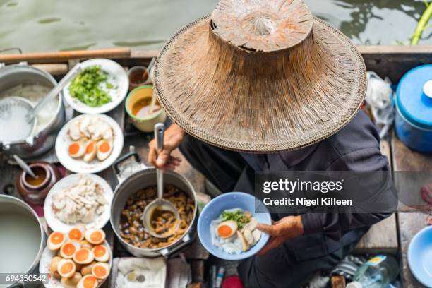 damnoen saduak floating market - thailand food stock-fotos und bilder