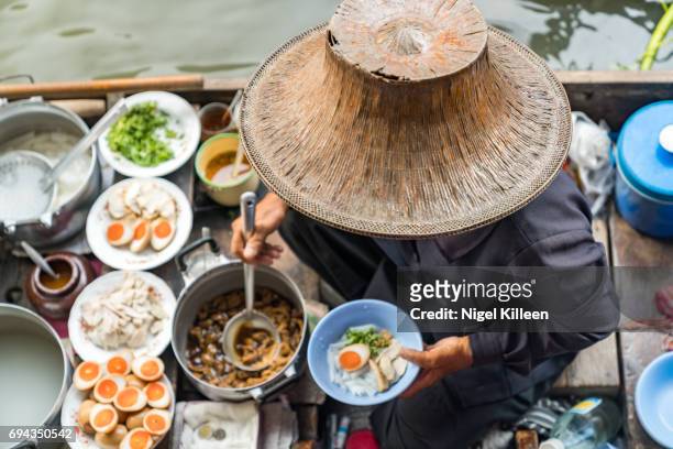 damnoen saduak floating market - straatvoedsel stockfoto's en -beelden