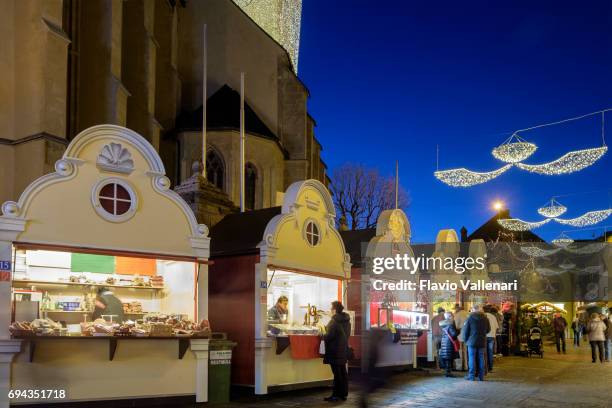 villach at christmas, the hauptplatz - austria - villach stock pictures, royalty-free photos & images