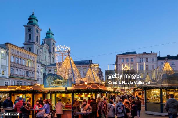 linz an weihnachten, dem hauptplatz - österreich - linz stock-fotos und bilder