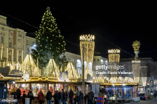 linz at christmas, the hauptplatz - austria - linz stock pictures, royalty-free photos & images