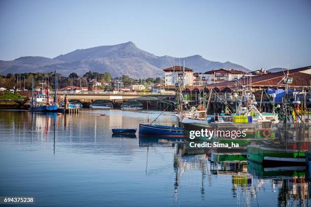 hafen sie in saint jean de luz. frankreich - ciboure stock-fotos und bilder