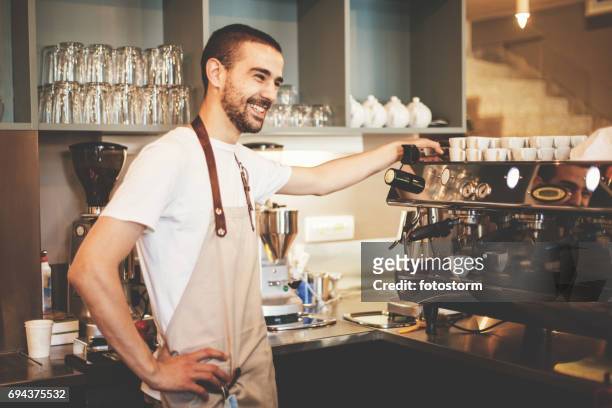barista maken van koffie met een koffiezetapparaat - barista coffee restaurant stockfoto's en -beelden