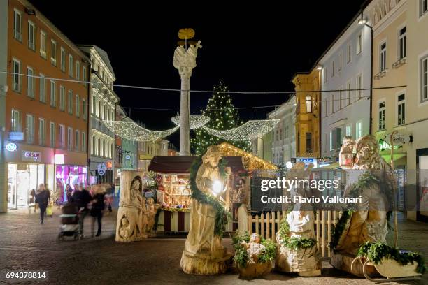 villach at christmas, the hauptplatz - austria - villach stock pictures, royalty-free photos & images