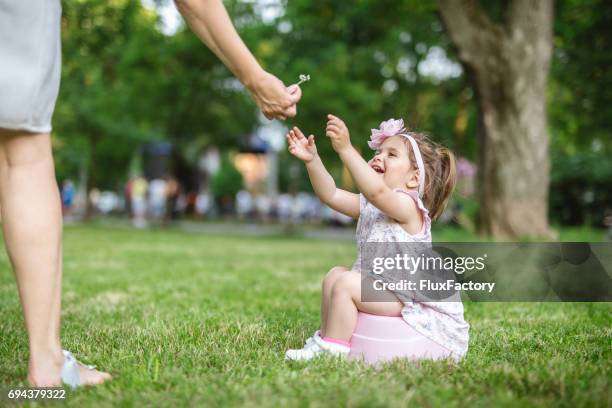 mãe com seu bebê no parque - kids peeing - fotografias e filmes do acervo